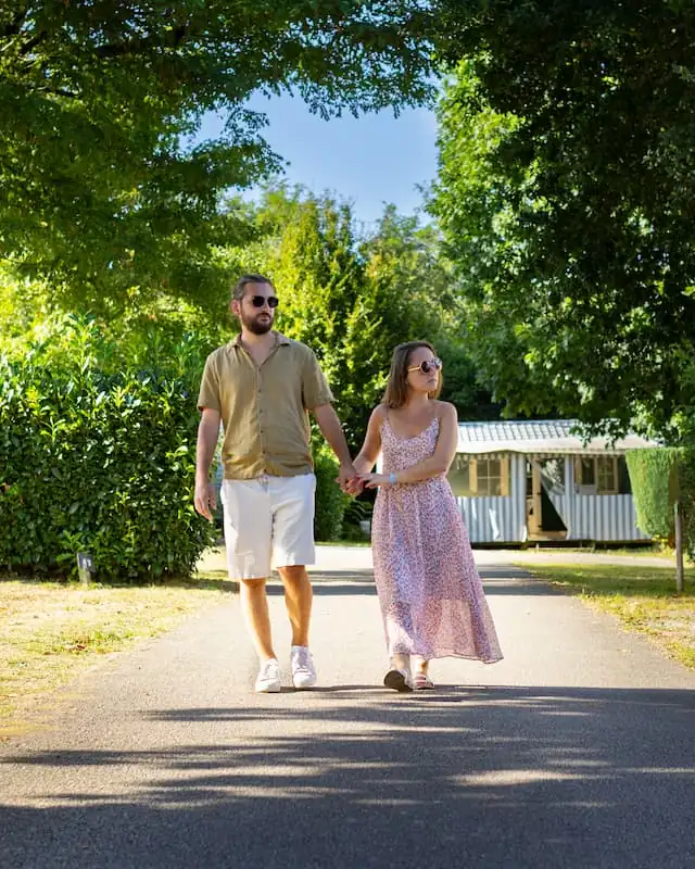 Clément et Manon dans une allée de camping, en fin de journée