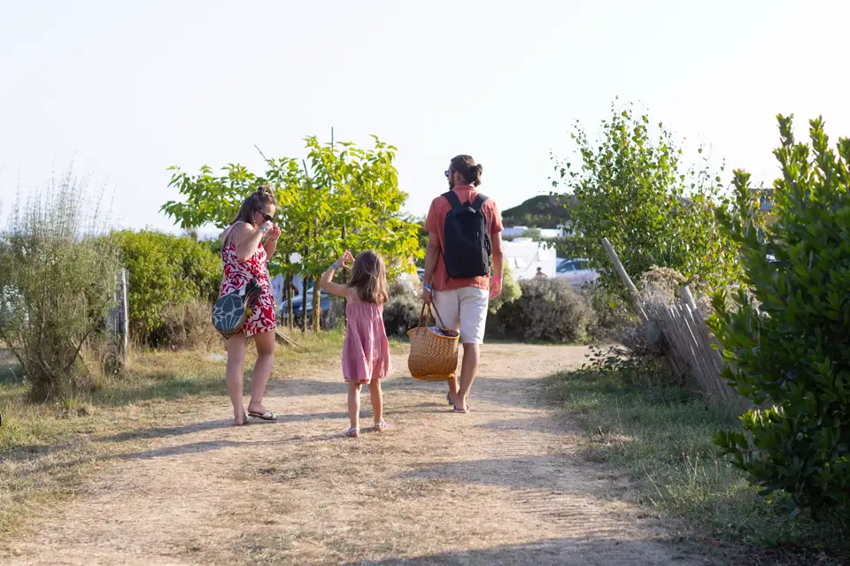 Une famille en balade sur un chemin du camping Pen Er Malo, en fin de journée