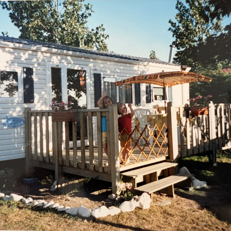 Manon enfant et sa soeur devant un mobil-home en camping